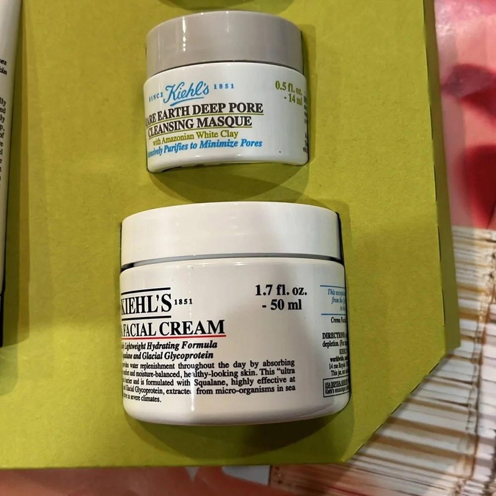 Kiehl's Skincare Staples Gift Set with free bag (cleanser / eye/ face/ mask)